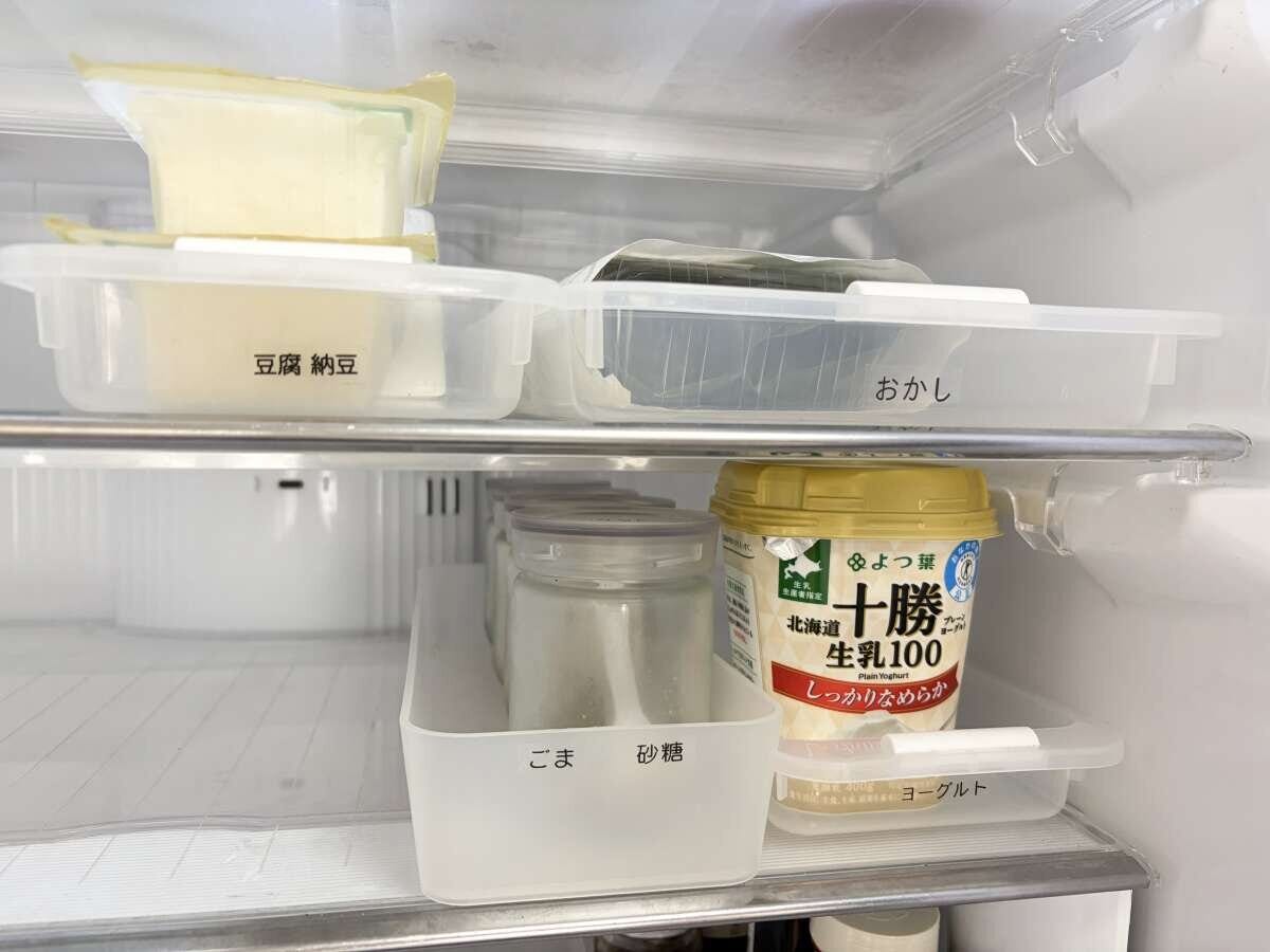 冷蔵庫内でジャンルごとにラベリングされた収納ケース（豆腐納豆・おかし・ごま砂糖・ヨーグルト）