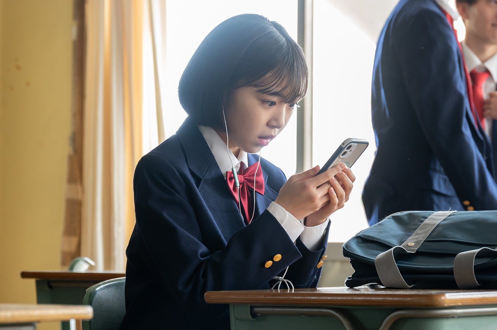 新井美羽（C）「明日、私は誰かのカノジョ」製作委員会・MBS