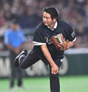 オリックスOB 谷佳知氏が始球式に登場 両軍ベンチへ丁寧にあいさつ 球場沸く