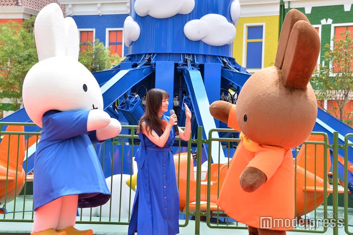 ミッフィーとメラニーに囲まれ喜ぶ橋本環奈(C)モデルプレス