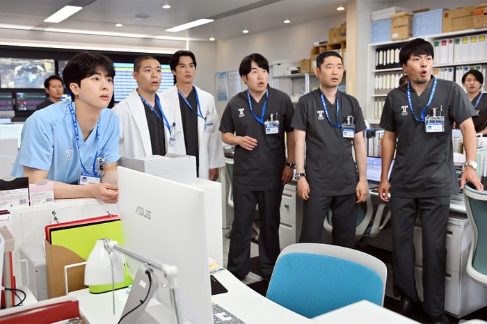 キム・ムジュン、松川尚瑠輝、ヤマダユウスケ、森田甘路、今野浩喜、内村透「ブラックペアン シーズン2」第4話より(C)TBS