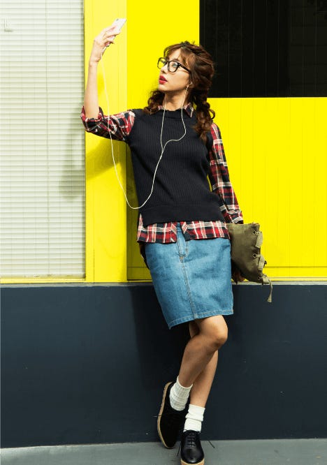 チェックシャツ×ベストニット(C)TOPLOG