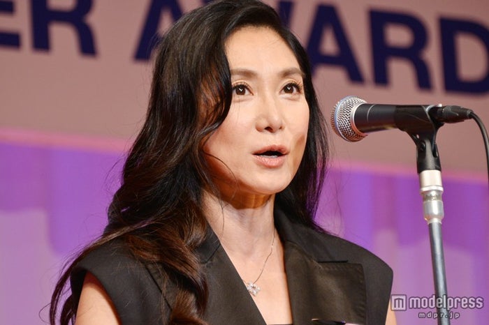 浅野温子、金髪ボブ＆抜群スタイルのドレス姿「ずっと綺麗」「かっこよくて憧れる」と反響