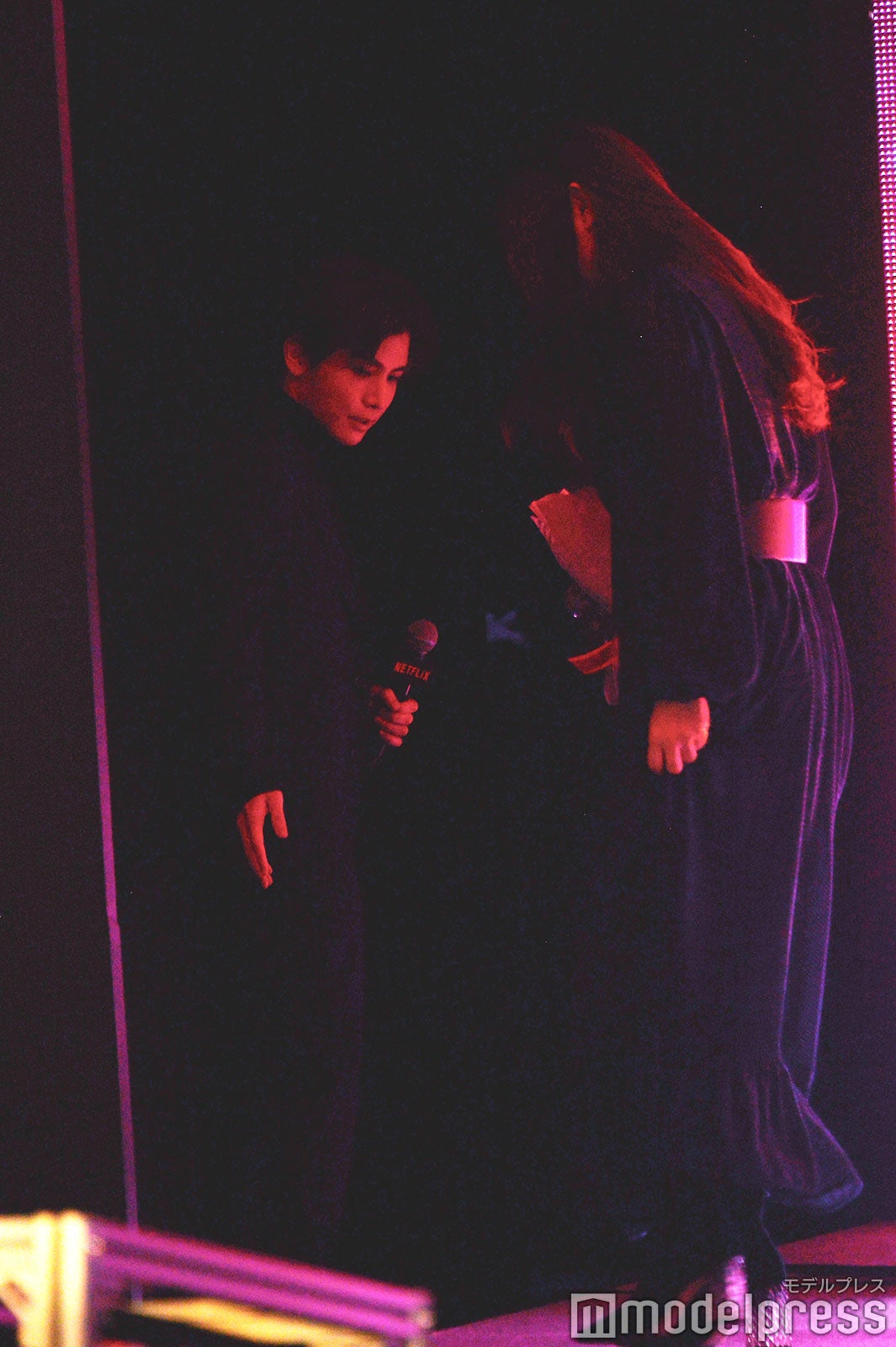 篠原涼子に足元の段差を教えエスコートする岩田剛典 （C）モデルプレス