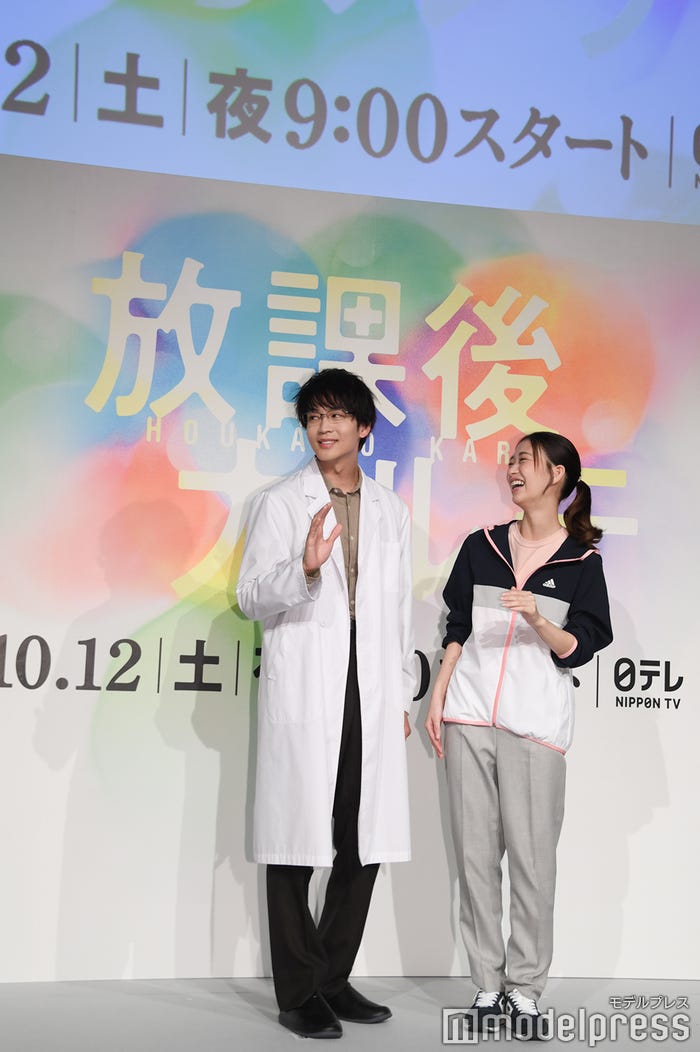 フォトセッションでのキャラクターに戸惑っていることを指摘された松下洸平、森川葵(C)モデルプレス