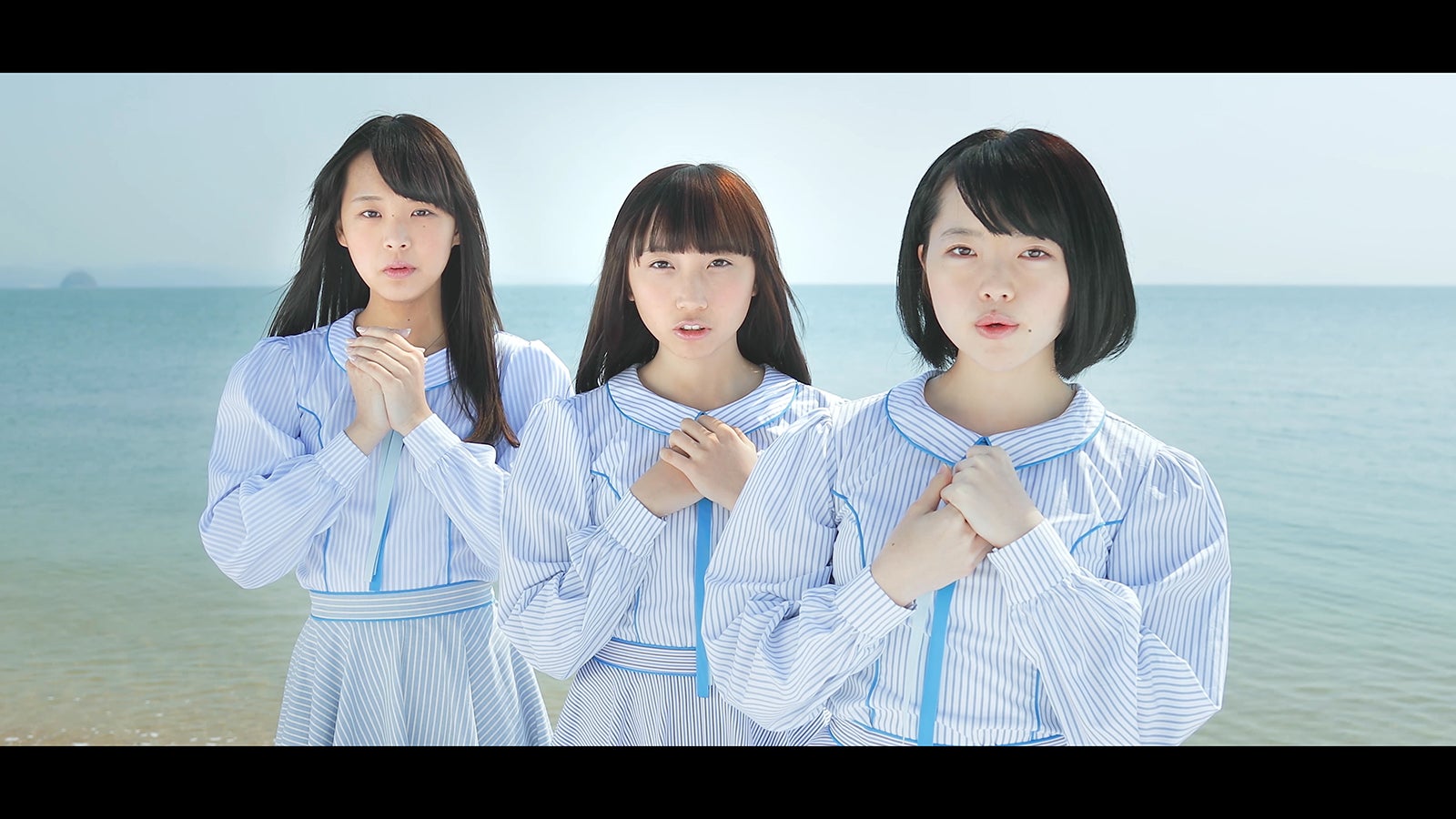 福田朱里・薮下楓・森香穂／岡山県黒島ヴィーナスロード （C）AKS