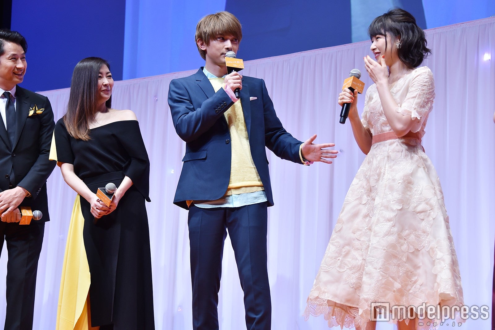 桜井日奈子がどう魅力的かを懸命に説明する吉沢亮 （C）モデルプレス