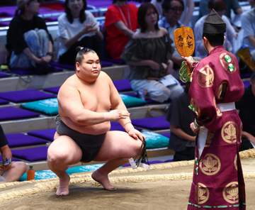 “史上最強の新弟子”旭富士が無傷25連勝で歴代単独3位に！19歳ホープに立ち会い変化決める【大相撲】