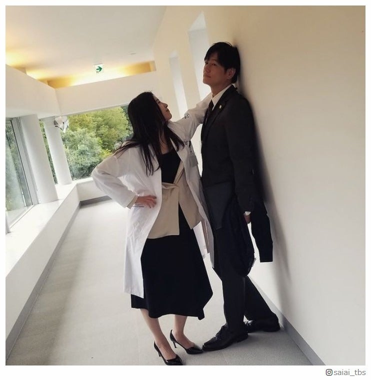 「最愛」吉高由里子、井浦新に“逆壁ドン”「身長差にキュンキュン」と反響