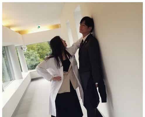 「最愛」吉高由里子、井浦新に“逆壁ドン”「身長差にキュンキュン」と反響