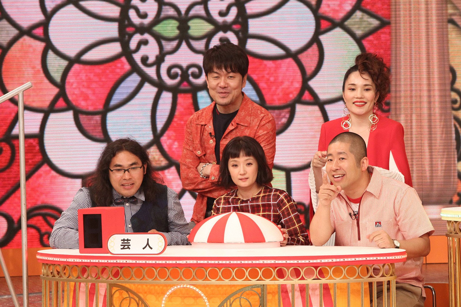 （左から時計回りに）土田晃之、平野ノラ、澤部佑、千秋、中岡創一（C）フジテレビ