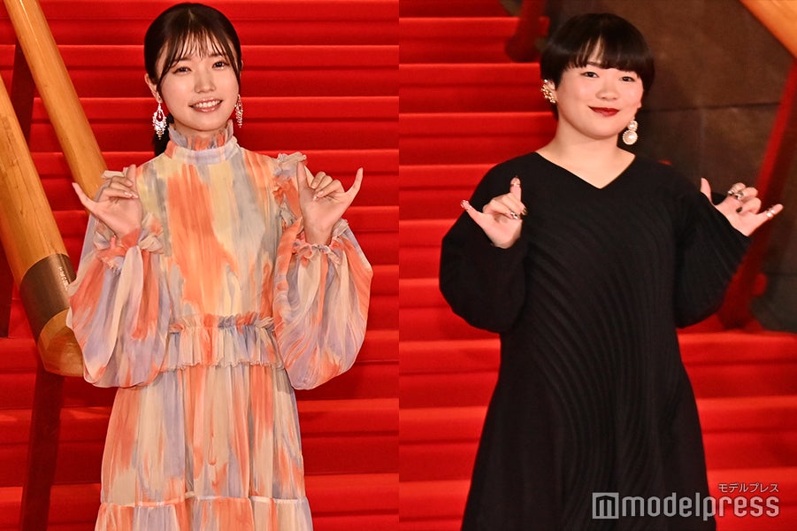 美山加恋＆富田望生、対照的なドレスで登場 “フラガール役”に喜び＜第34回東京国際映画祭＞