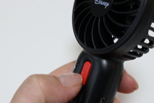 ダイソー　扇風機、ストラップ付（ミッキー／ミニー）　ボタン
