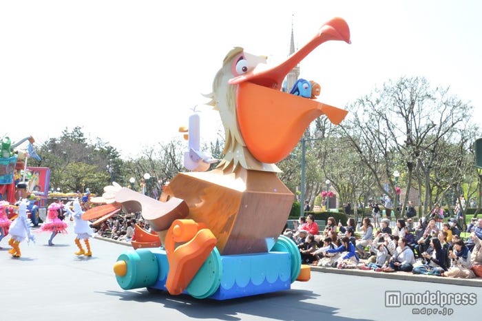 ディズニーパレードに初登場したペリカンのナイジェルをモチーフにしたおもちゃ