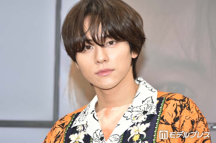 山下幸輝、街中での至近距離ショットに反響「オシャレ上級者」「遭遇したら絶対二度見しちゃう」