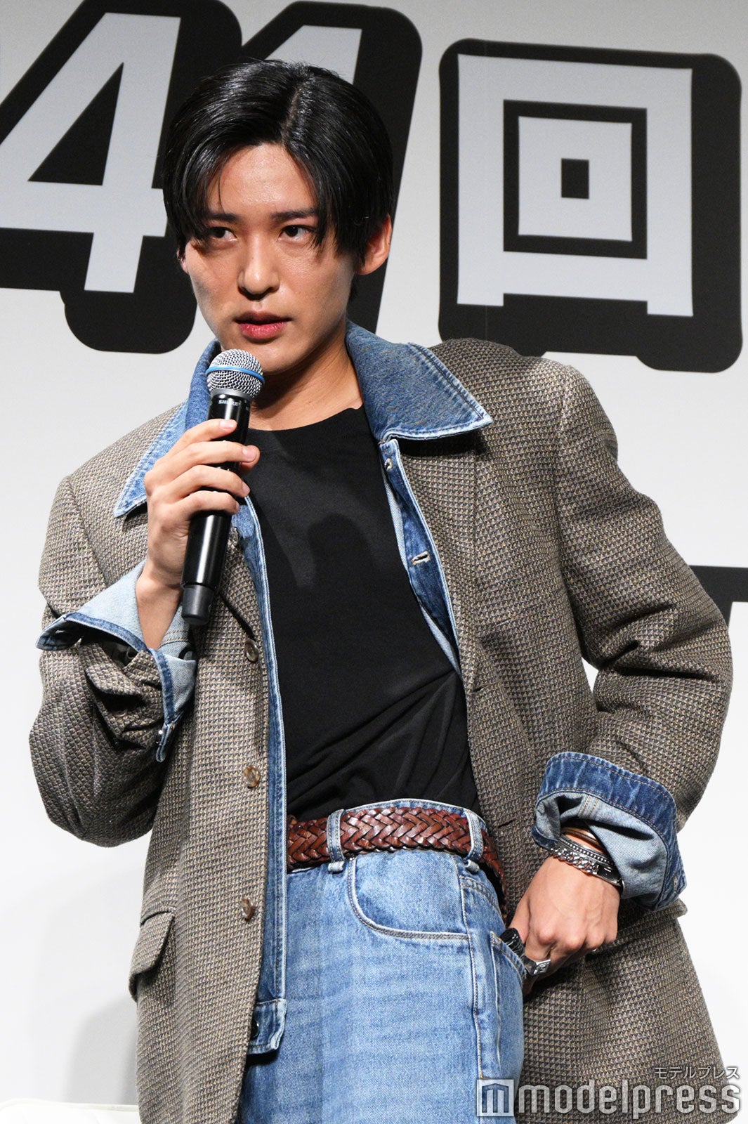 ポケットに入れたバンダナがコーディネートのポイントだと話した目黒蓮（C）モデルプレス
