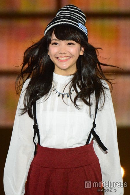 千鳥格子柄のバッグ、ボーダーのビーニーといった小物使いでのアクセントが絶妙。