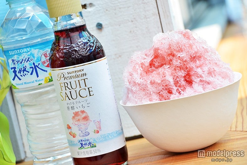 「プレミアムフルーツソース 芳醇いちご」をかけた天然水かき氷