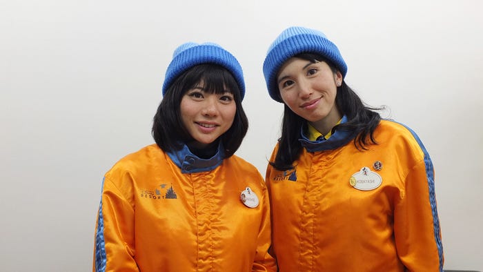 (右から)小林あすかさんと穴繁えりなさん(C)Disney