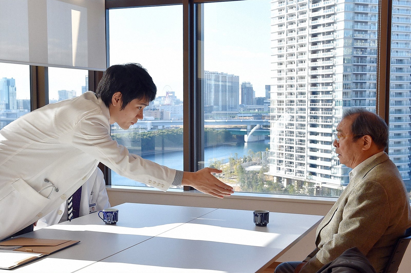 左から：松山ケンイチ、平泉成「A LIFE～愛しき人～」第2話より（C）TBS