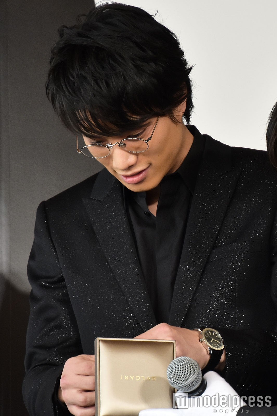 ネックレスを取り出す鈴木伸之 （C）モデルプレス