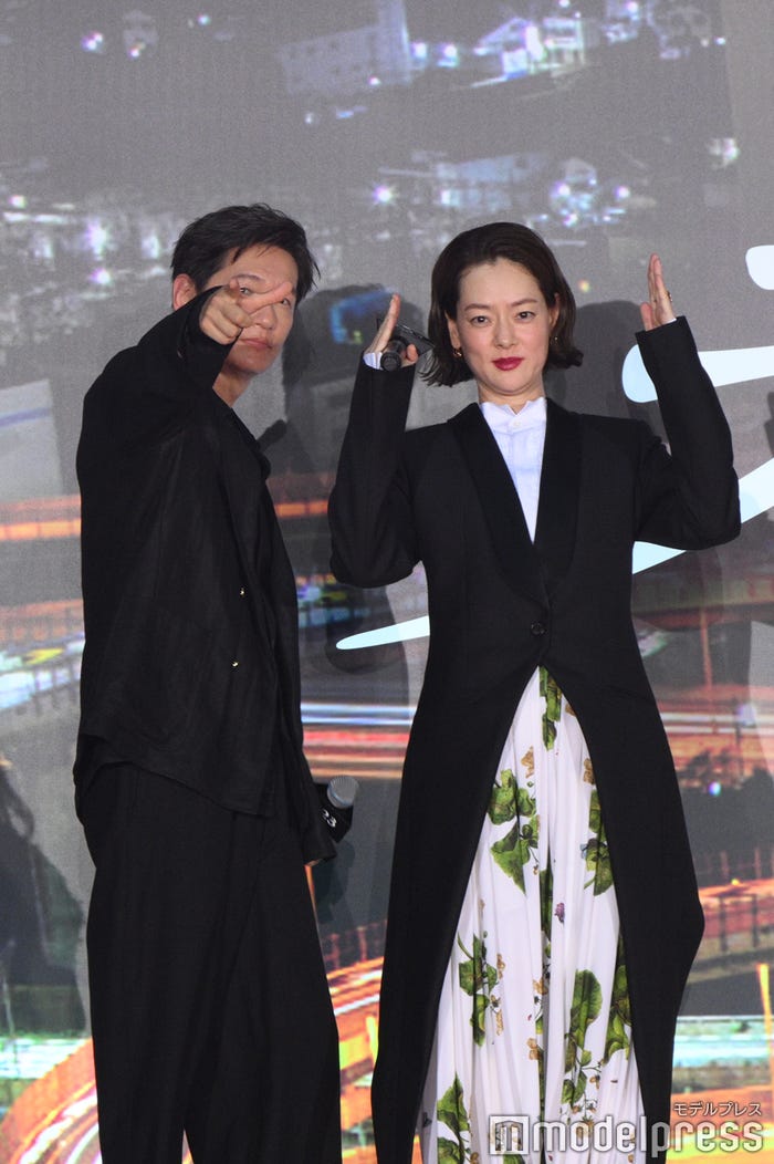 ポーズを取る井浦新、市川実日子(C)モデルプレス