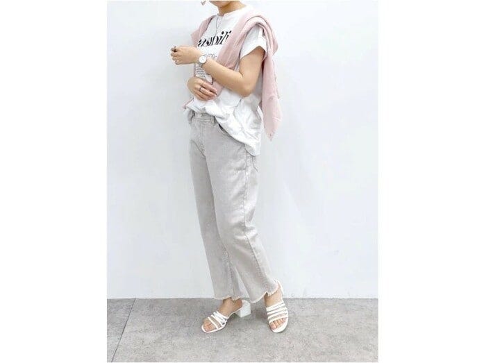 ニュアンスのあるピンクやグレージュでカジュアルスタイルをフェミニンに　出典：WEAR