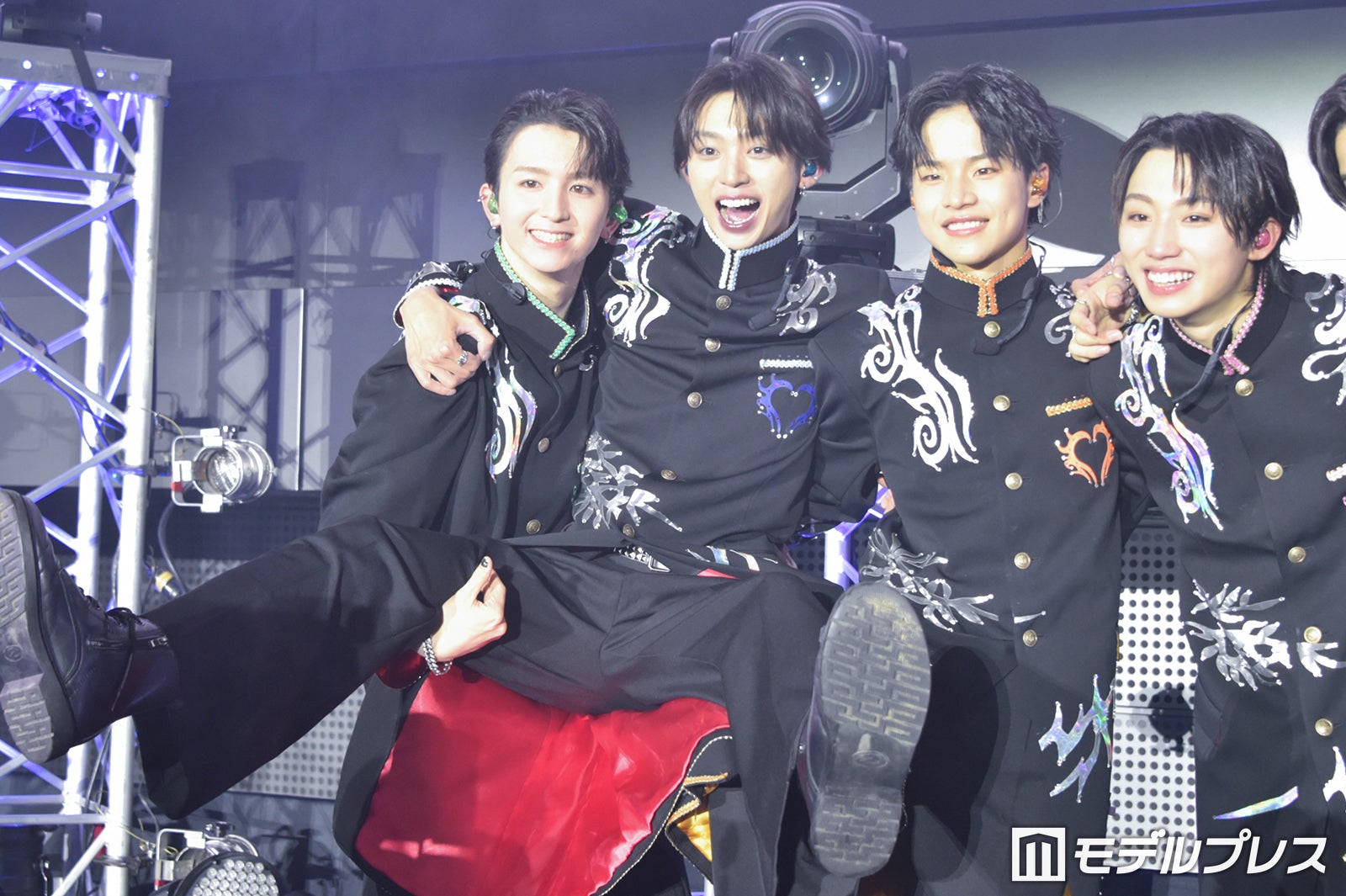 フォトセッション中何度か近藤駿太を持ち上げていた高岡ミロ、武田創世、森田璃空／Lienel（C）モデルプレス