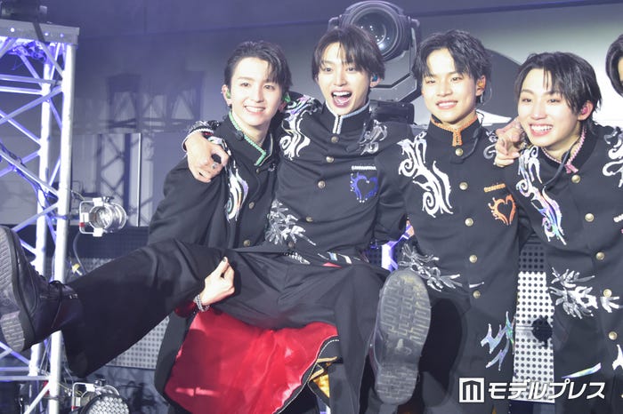 フォトセッション中何度か近藤駿太を持ち上げていた高岡ミロ、武田創世、森田璃空/Lienel(C)モデルプレス