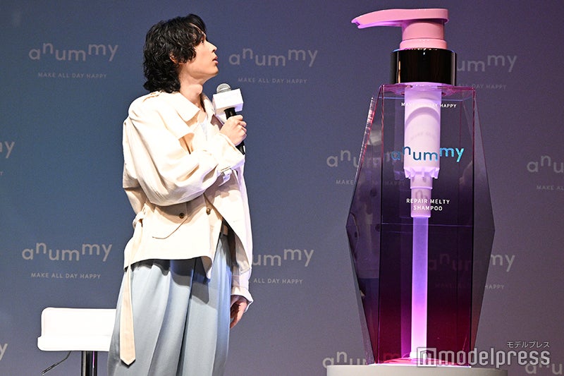 デカボトルの穴に興味津々の松村北斗（C）モデルプレス