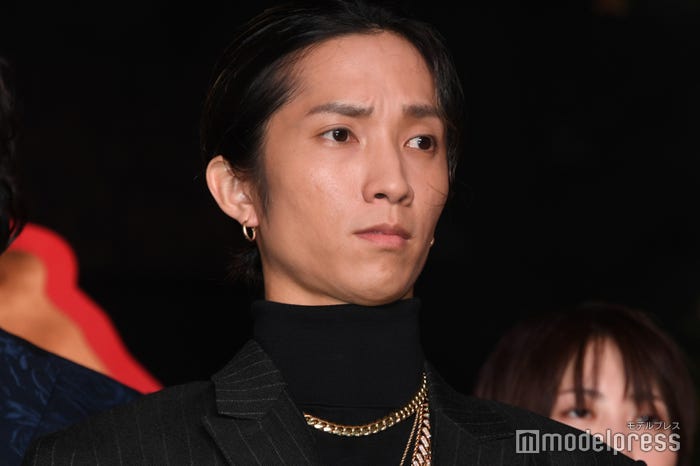 ゴールドの田中樹(C)モデルプレス