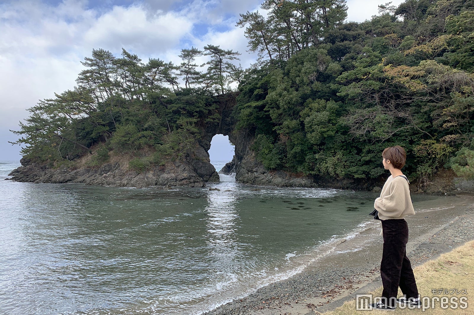 洞穴の彼方に見える水平線が鏡のように見えることから名づけられた明鏡洞（C）モデルプレス