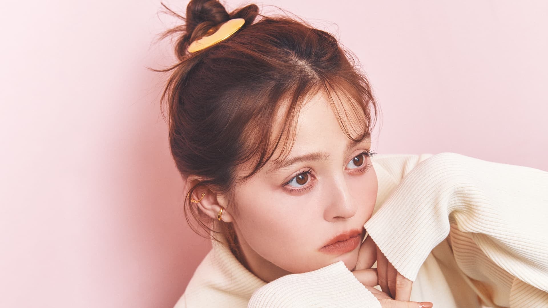 あえてのルーズ感を演出！シックなピンを飾る【立体ラフおだんごヘア】作り方