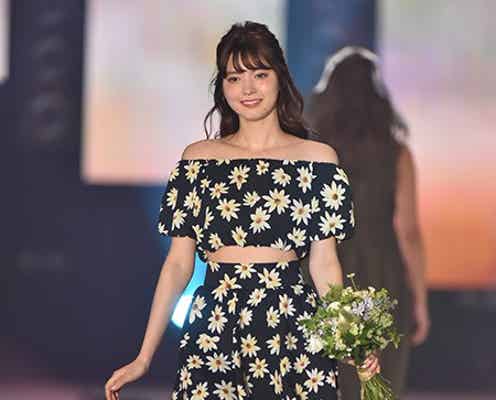 八木アリサ、美デコルテ&美脚に観客うっとり<GirlsAward 2015 S/S>