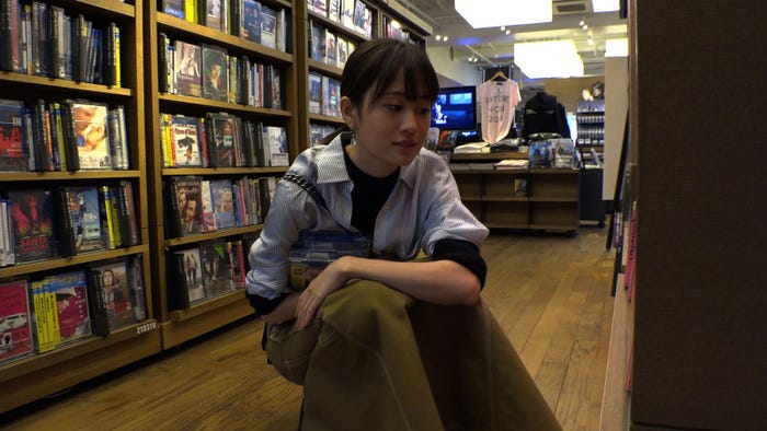DVD店にて(写真提供:関西テレビ)