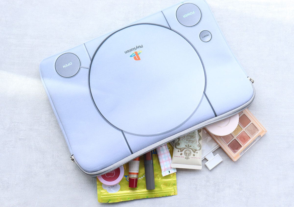 初代プレステ型ケースに化粧品（パレット、リップなど）を収納
