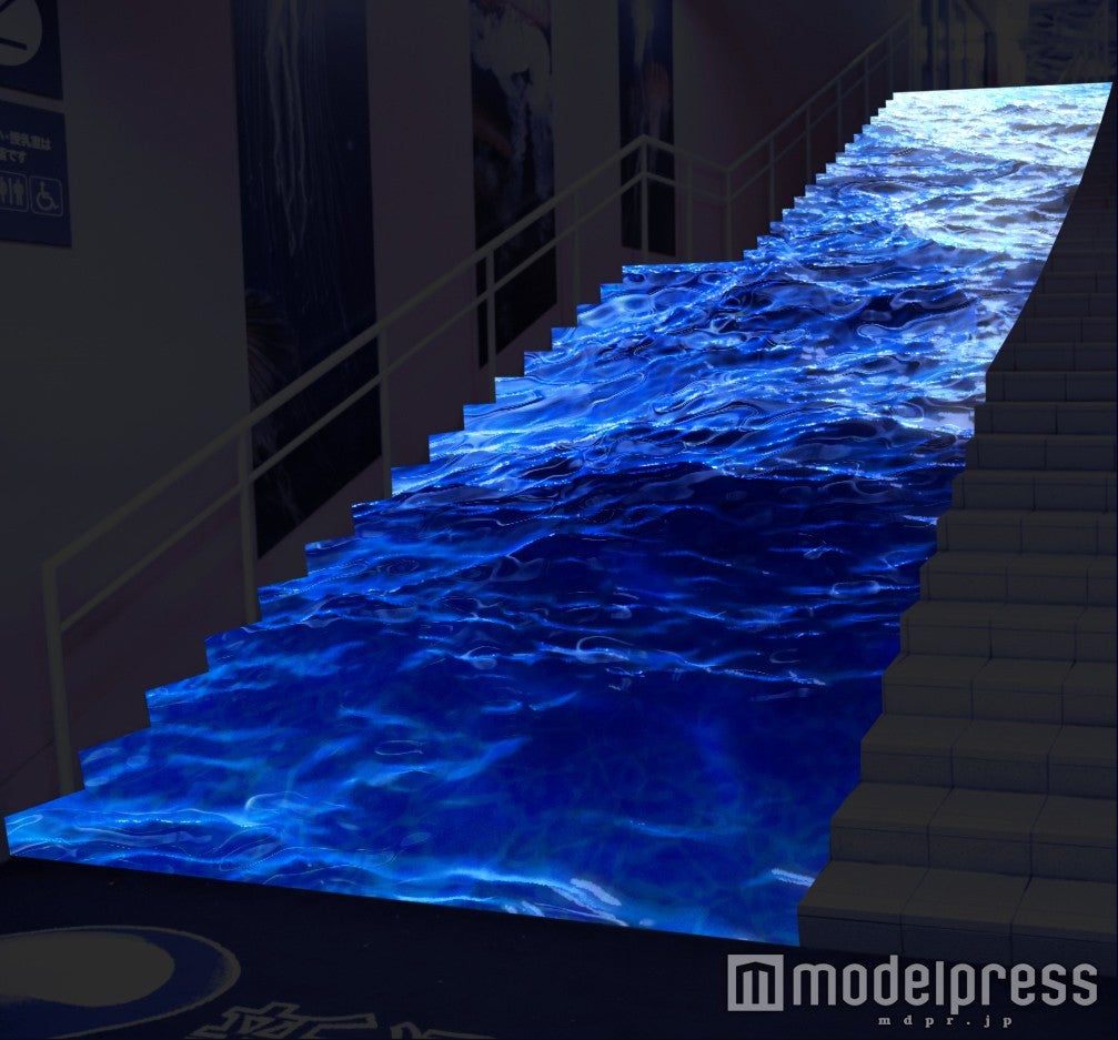 ようこそ、夜のえのすいへ ［エントランス階段］／画像提供：新江ノ島水族館