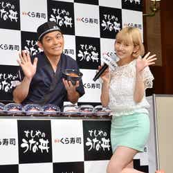 抜群のコンビネーションを見せた岡田圭右(左)と水沢アリー(右)