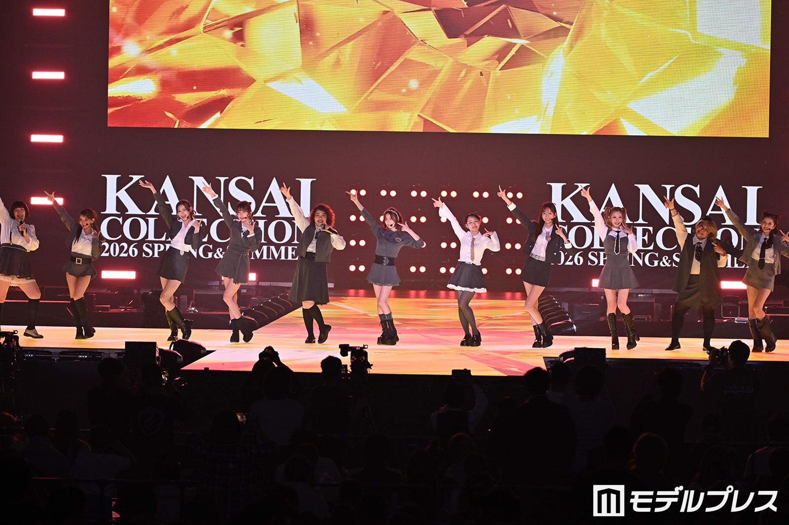 たんぽぽ川村エミコら人気女性芸人4人、美女グループ「CHANCE GALs」と制服姿でパフォーマンス「着こなせるのすごい」「アイドルみたい」と反響【関コレ2026S/S】