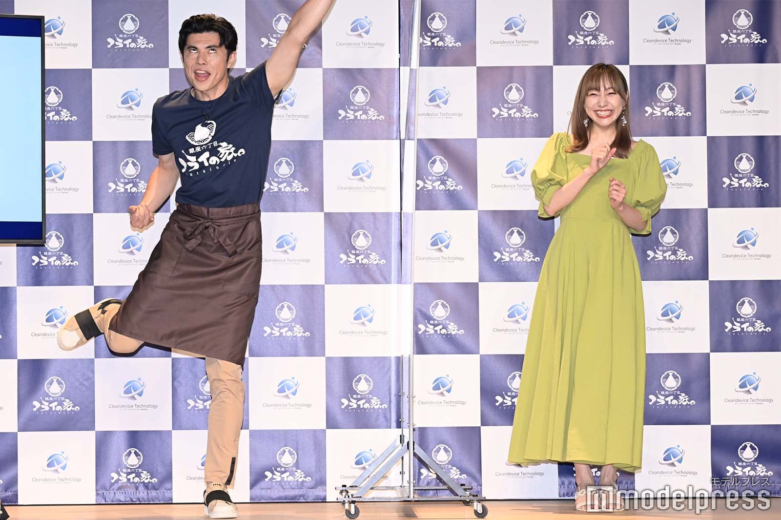 持ちネタを披露する小島よしお、小島に笑う須田亜香里 （C）モデルプレス