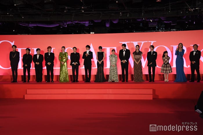 (左から)新納慎也、加藤清史郎、加藤諒、Fukase、仲里依紗、阿部サダヲ、佐藤健、永野芽郁、芦田愛菜、山本耕史、松本若菜、板垣李光人、マイカ・ピュ、小沢真珠、武内英樹監督(C)モデルプレス