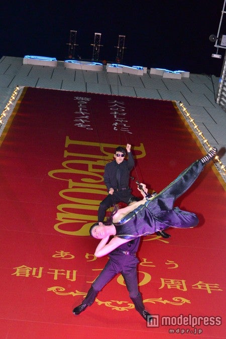 アクロバティックな動きも披露