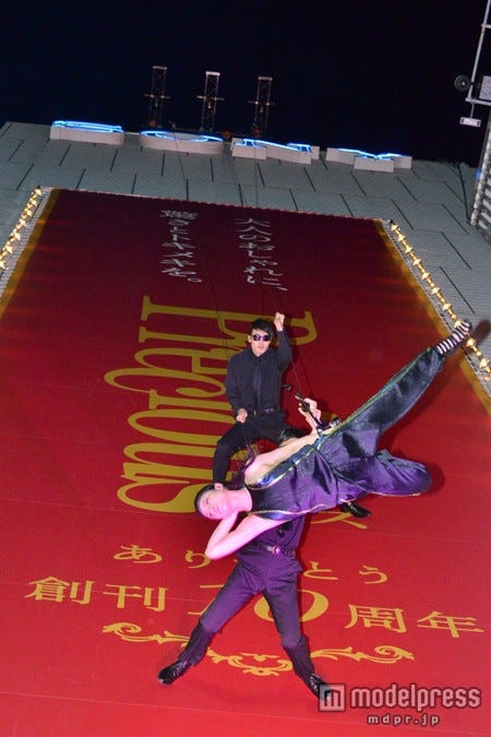 アクロバティックな動きも披露