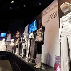 衣装展示(提供画像)