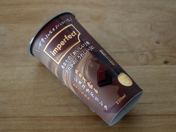 「imperfect」のロゴを配したシックなデザイン
