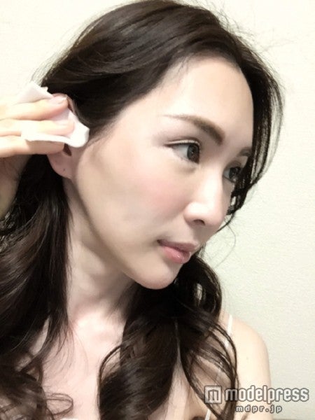 コットンをつかって化粧水を念入りに