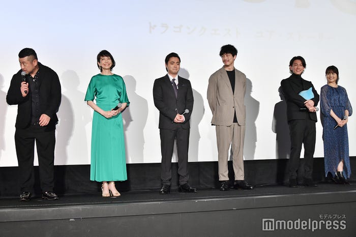 山田孝之の代わり?に謝るケンドーコバヤシ(左) (C)モデルプレス