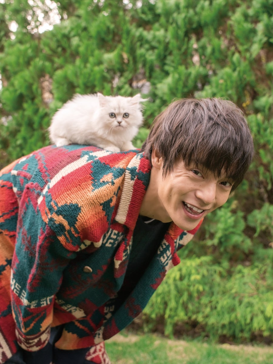 窪田正孝、無邪気な笑顔・男らしさ・貴重な寝顔…写真家・齋藤陽道氏とコラボで魅力満載