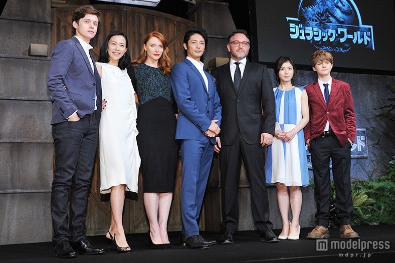 （左から）ニック・ロビンソン、木村佳乃、ブライス・ダラス・ハワード、玉木宏、コリン・トレボロウ監督、松岡茉優、タイ・シンプキンス