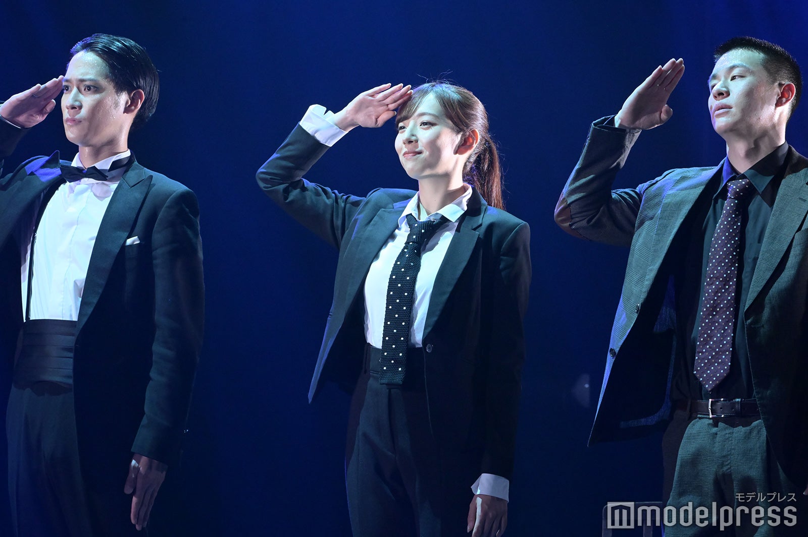 味方良介、新内眞衣、高橋龍輝（C）モデルプレス